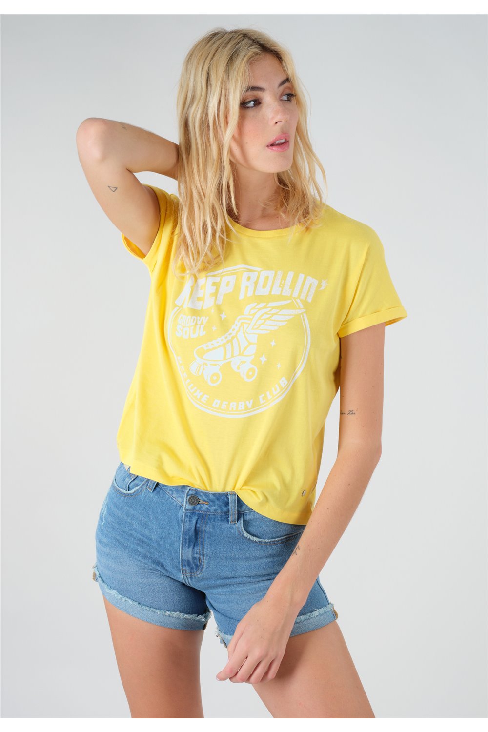 look Porté du tshirt Jaune manches a revers Rollin Deeluxe
