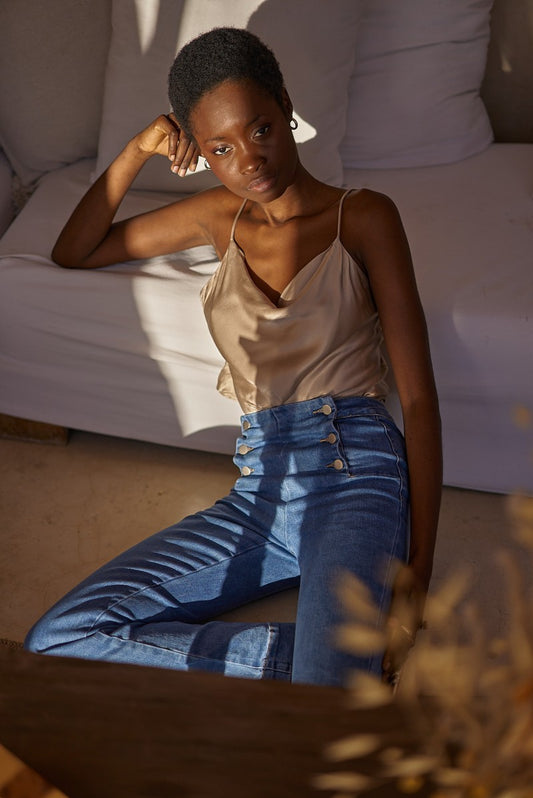 Jean flare bleu à boutons EMELYNE vue de face porté assise