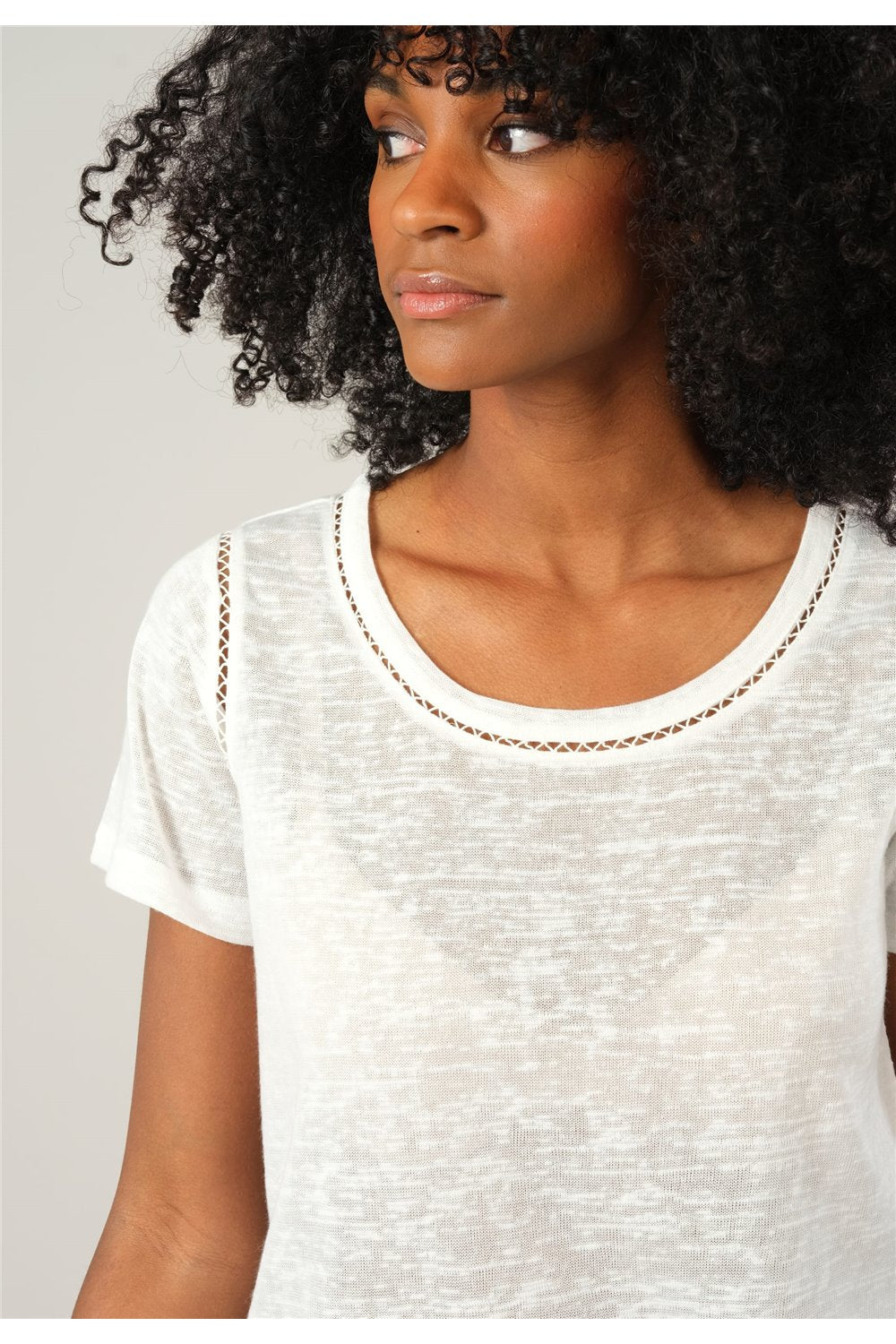 T-shirt blanc façon lin avec détails ajustés Deeluxe, vue de face porté proche